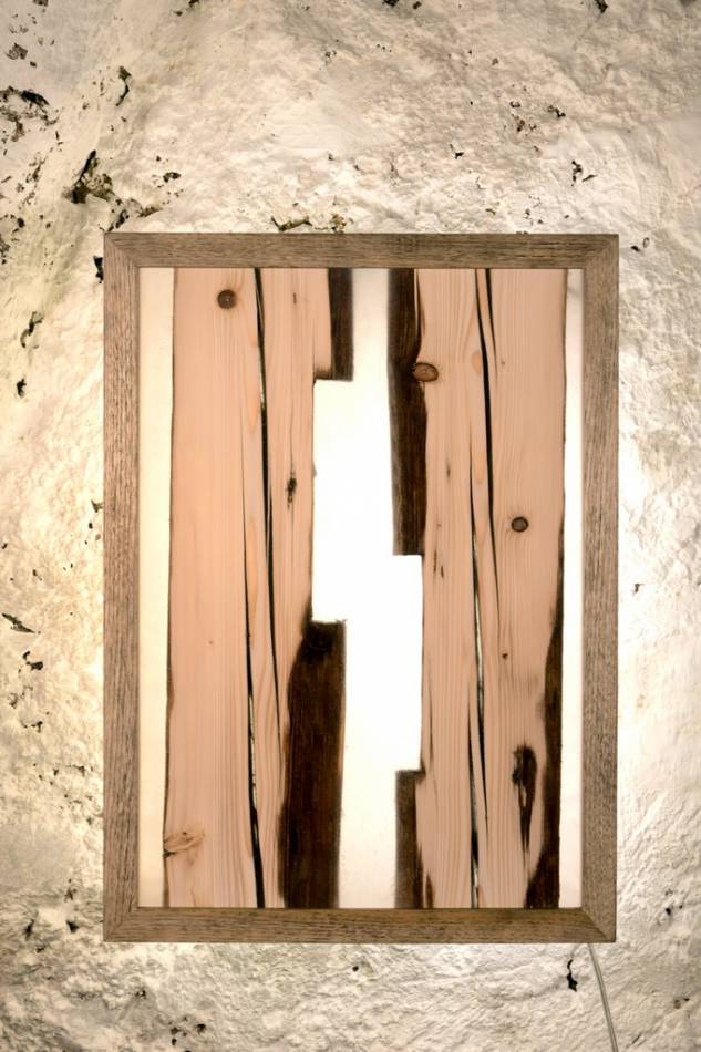 Altholz wurde auseinander gerissen und mit Kunstharz neu verbunden und in einen dezenten Holzrahmen verarbeitet